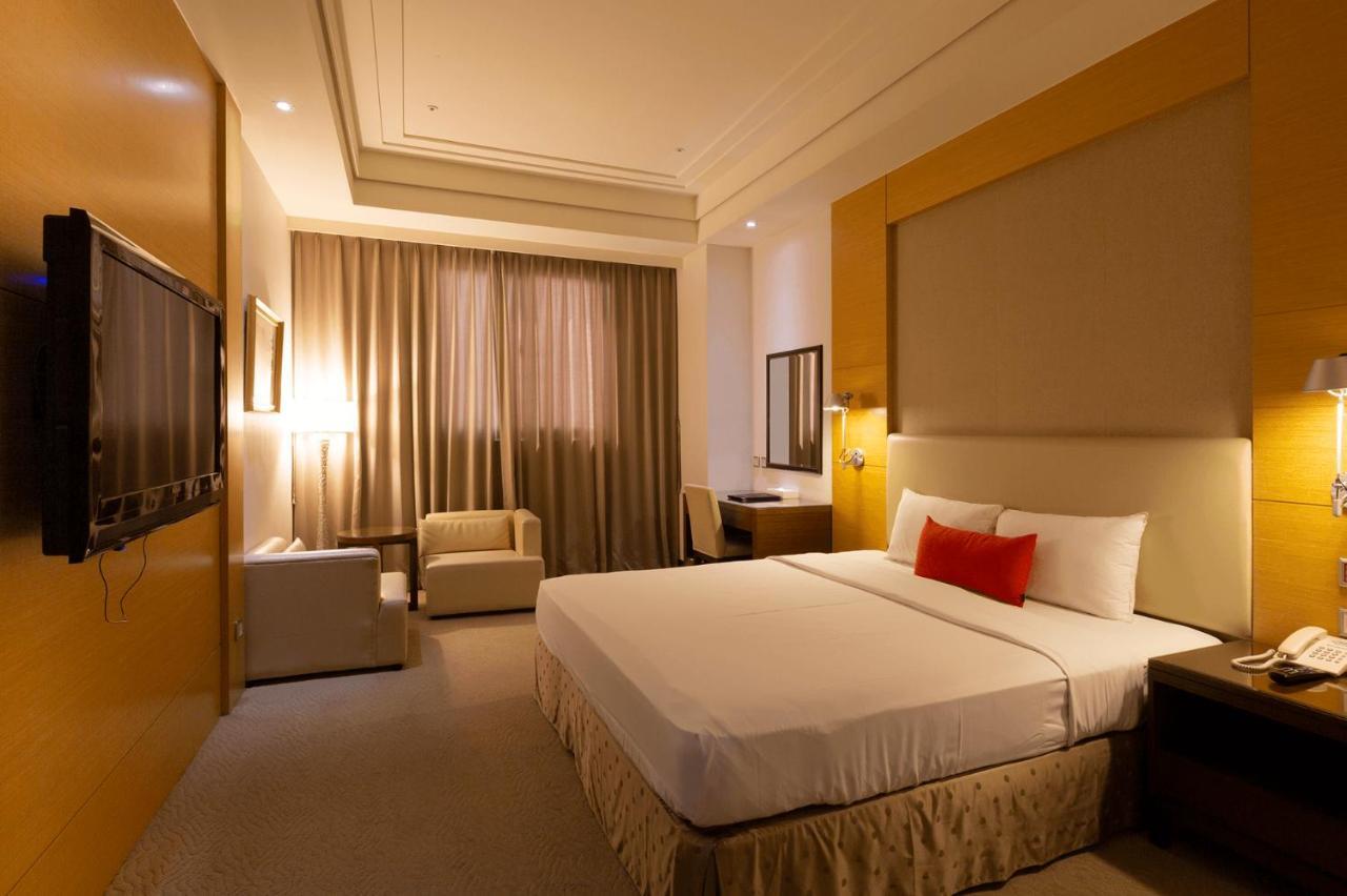 Ever Delightful Business Hotel Chiayi City Exterior photo
