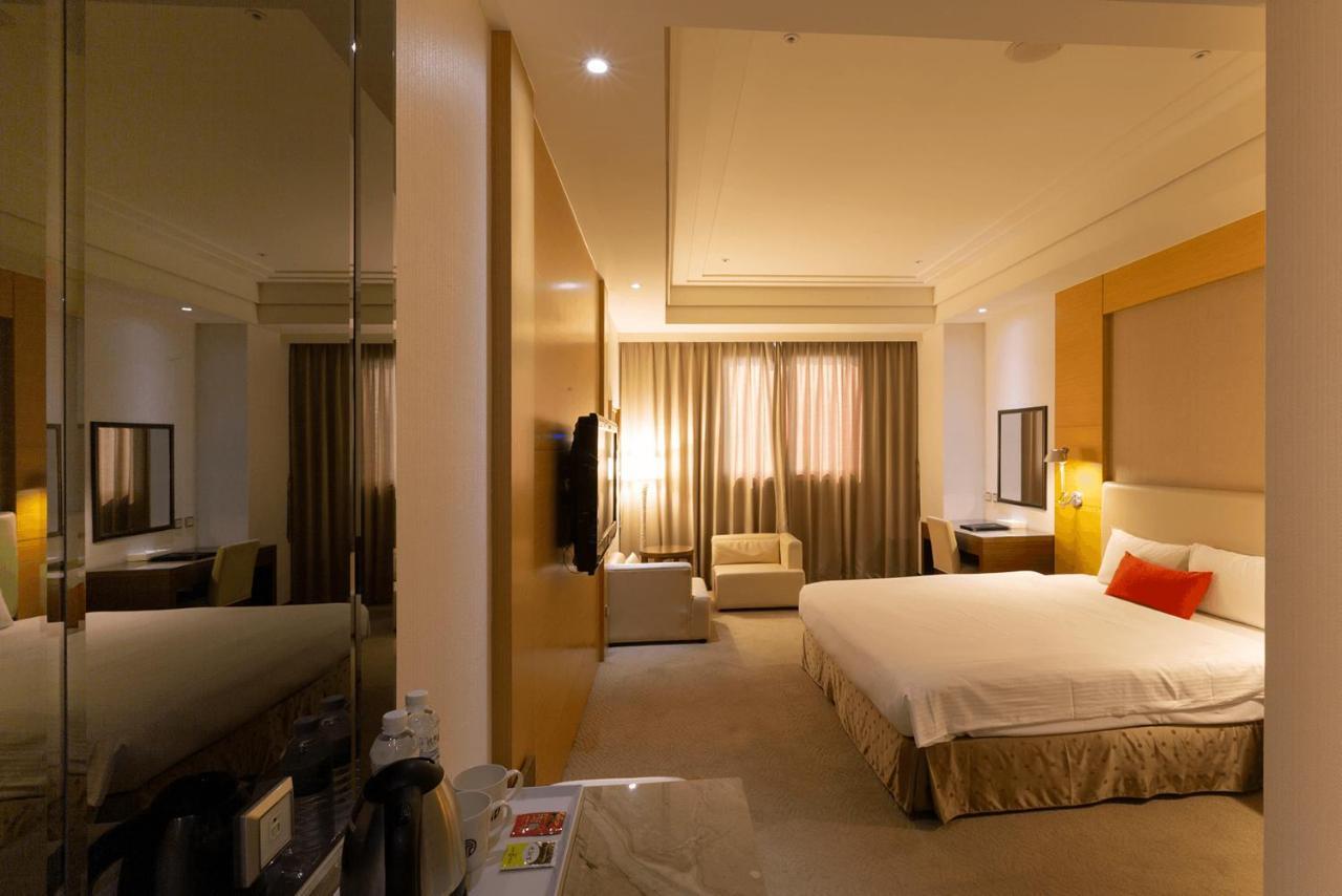 Ever Delightful Business Hotel Chiayi City Exterior photo